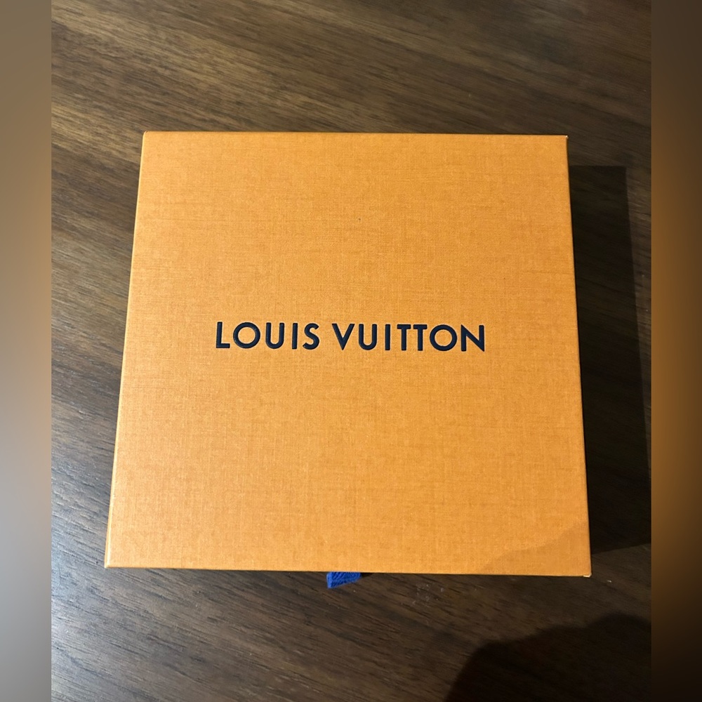 Gold-Green Louis Vuitton Epi Agenda with Pen, dust bag, and box - Picture 8 of 8